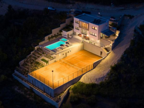 Hollywood Villa - Tennis, Casino and Cinema